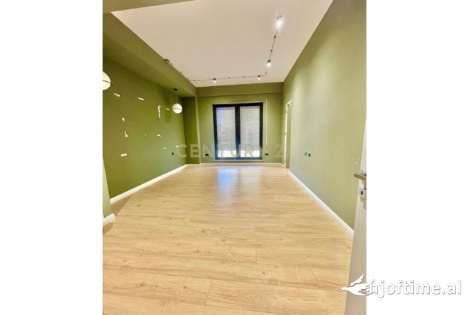 Ambiente Commerciale in Affitto 3+1 a Tirana - 2,300 Euro