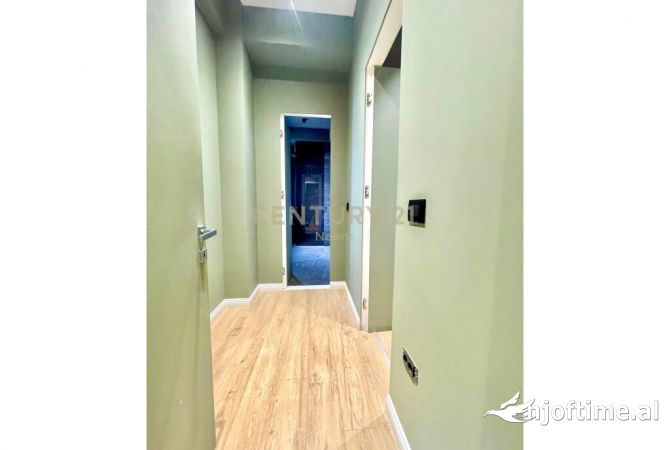 Ambiente Commerciale in Affitto 3+1 a Tirana - 2,300 Euro