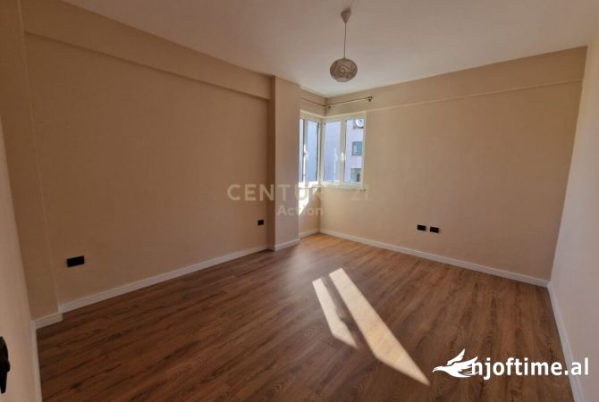 Ambiente Commerciale in Affitto 3+1 a Tirana - 700 Euro