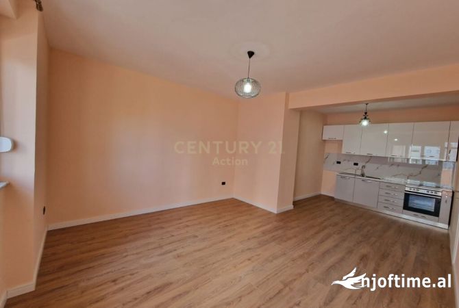 Ambiente Commerciale in Affitto 3+1 a Tirana - 700 Euro