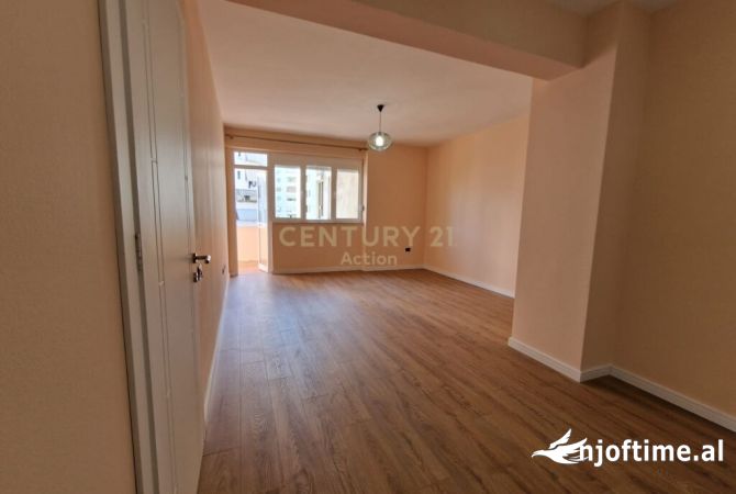 Ambiente Commerciale in Affitto 3+1 a Tirana - 700 Euro