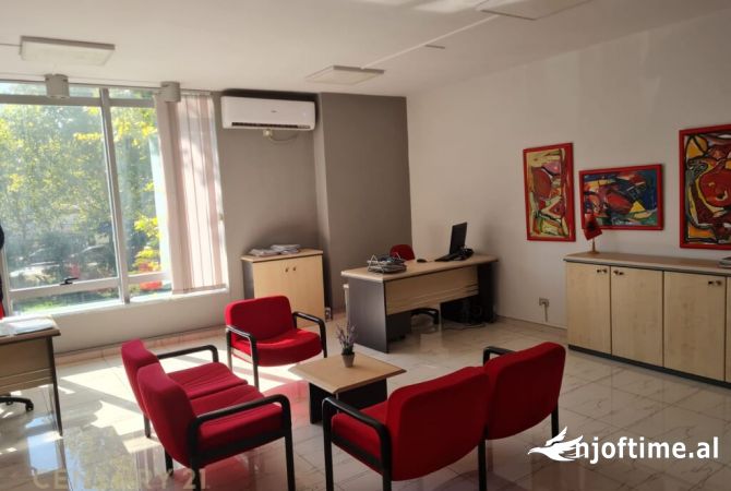 Ambiente Commerciale in Affitto 3+1 a Tirana - 700 Euro