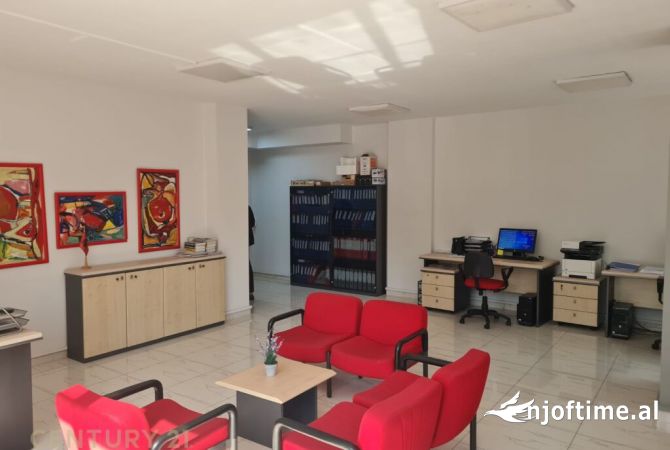 Ambiente Commerciale in Affitto 3+1 a Tirana - 700 Euro