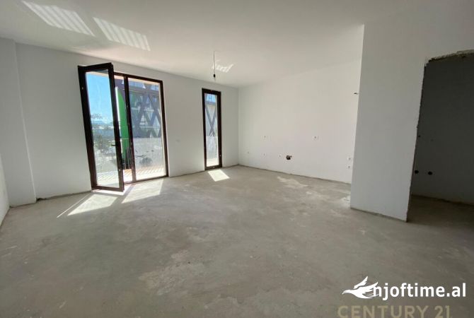 Ambiente Commerciale in Affitto 3+1 a Tirana - 1,700 Euro