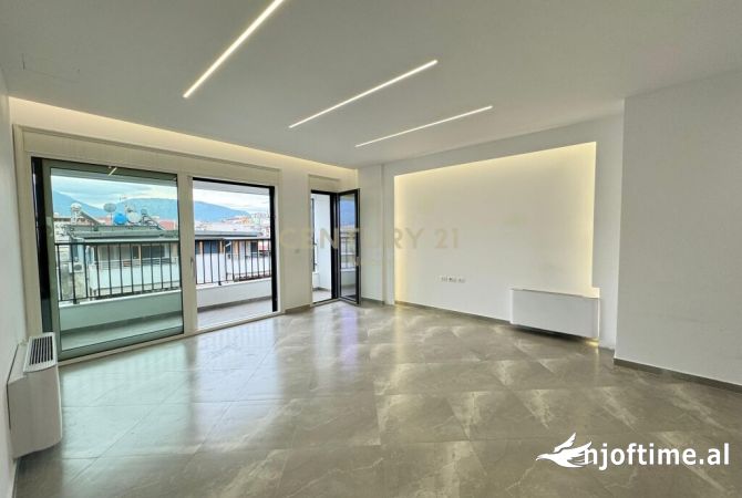 Ambiente Commerciale in Affitto 3+1 a Tirana - 1,600 Euro