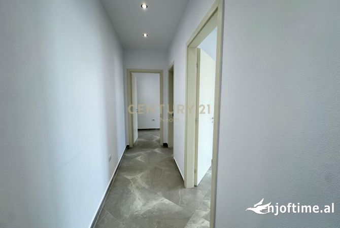 Ambiente Commerciale in Affitto 3+1 a Tirana - 1,600 Euro