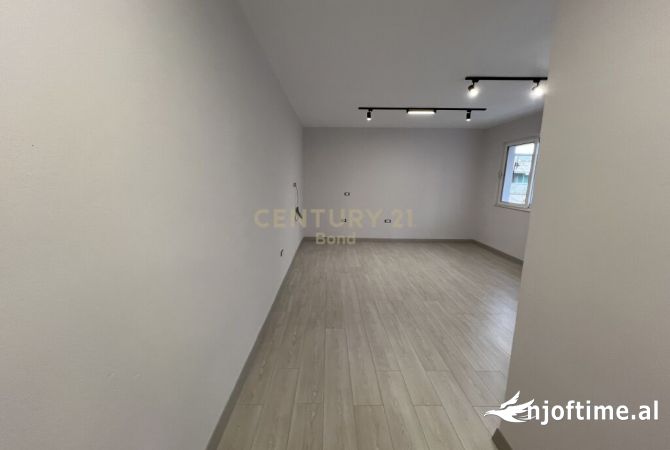 Ambiente Commerciale in Affitto 3+1 a Tirana - 700 Euro