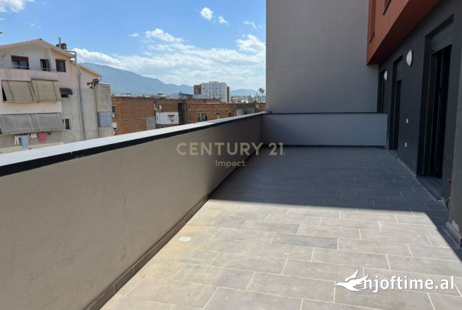 Ambiente Commerciale in Affitto 3+1 a Tirana - 600 Euro