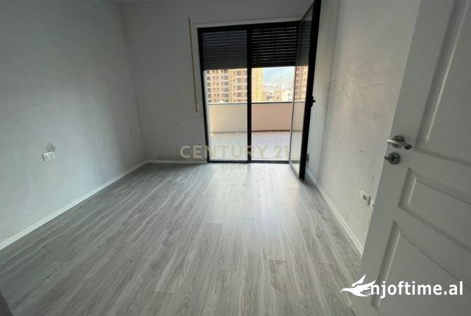 Ambiente Commerciale in Affitto 3+1 a Tirana - 600 Euro