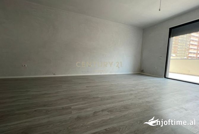 Ambiente Commerciale in Affitto 3+1 a Tirana - 600 Euro