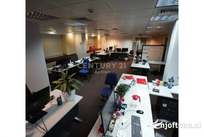 Ambiente Commerciale in Affitto 3+1 a Tirana - 12,000 Euro
