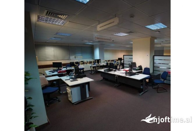 Ambiente Commerciale in Affitto 3+1 a Tirana - 12,000 Euro