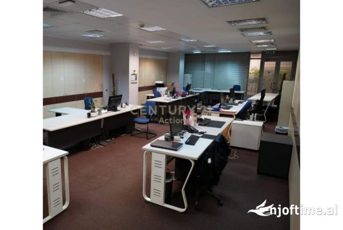 Ambiente Commerciale in Affitto 3+1 a Tirana - 12,000 Euro