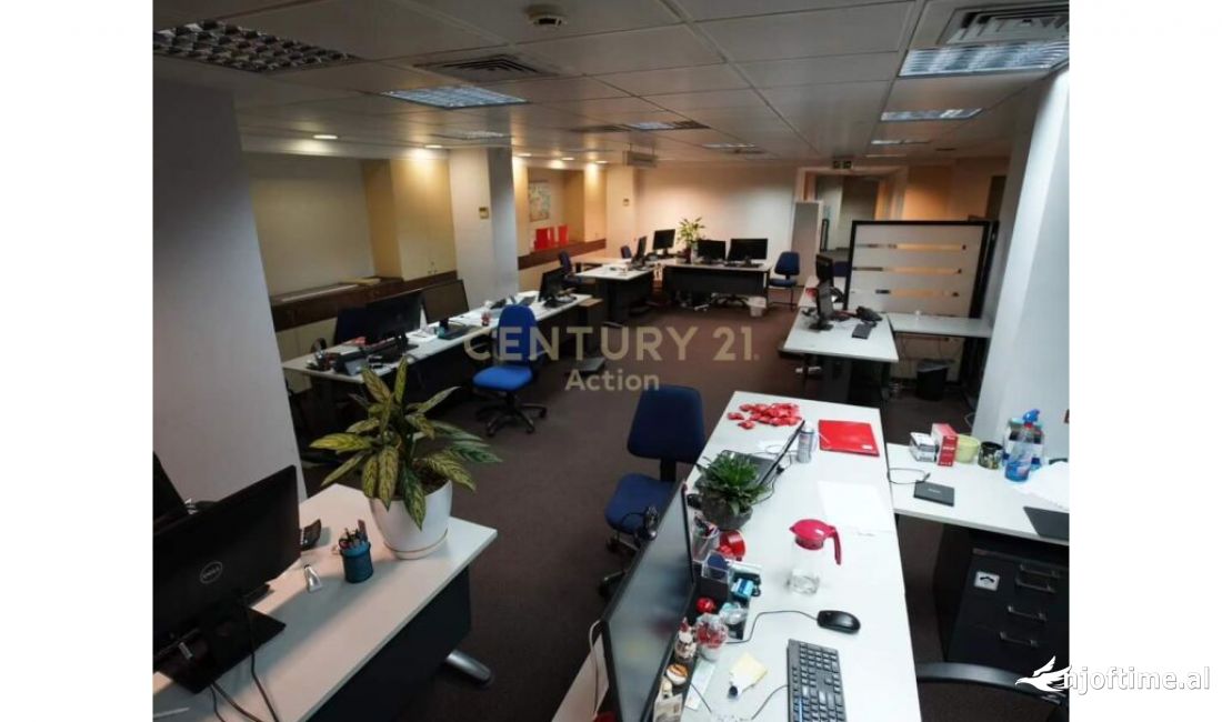 AMBIENT MULTIFUNKSIONAL PER QIRA,RRUGA E KAVAJES!