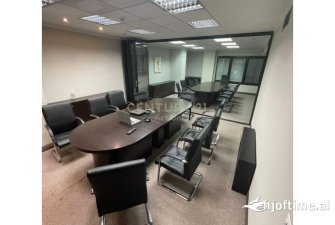 Ambiente Commerciale in Affitto 3+1 a Tirana - 9,300 Euro