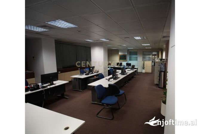Ambiente Commerciale in Affitto 3+1 a Tirana - 9,300 Euro