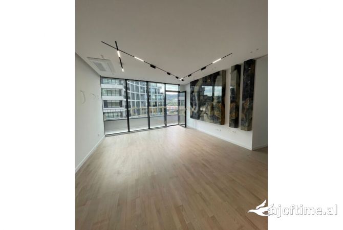 Ambiente Commerciale in Affitto 3+1 a Tirana - 2,200 Euro