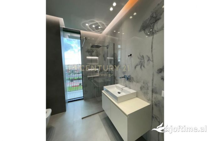 Lake View jepet me qera ambient per zyre 