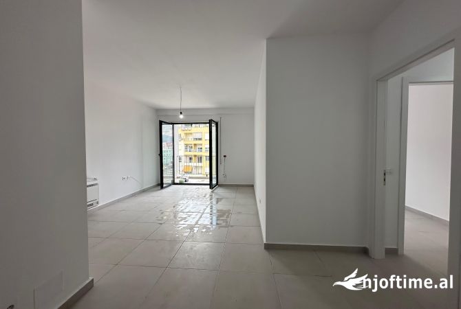 Ambiente Commerciale in Affitto 3+1 a Tirana - 750 Euro