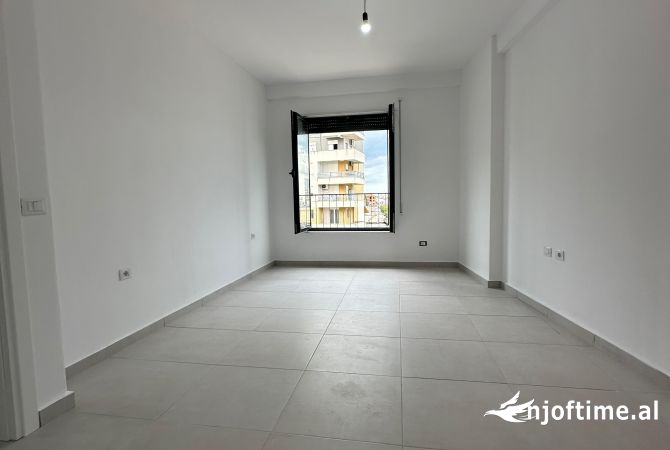 Ambient per zyra tek Stacioni Trenit 