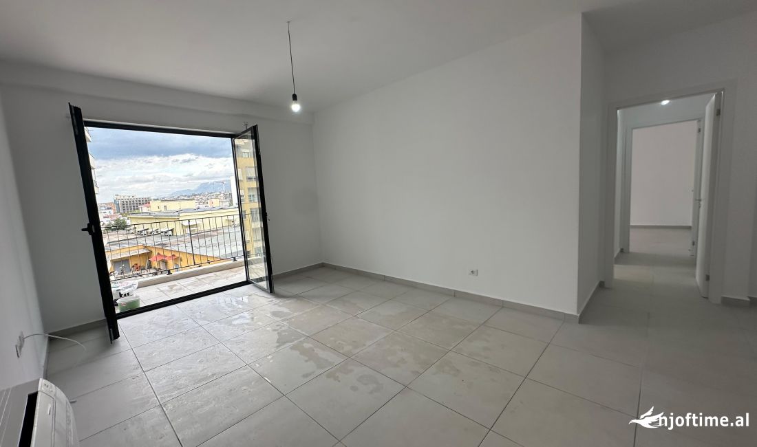 Ambient per zyra tek Stacioni Trenit 