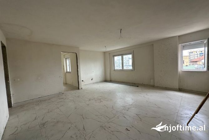 Ambiente Commerciale in Affitto 3+1 a Tirana - 1,000 Euro