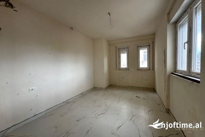 Ambiente Commerciale in Affitto 3+1 a Tirana - 1,000 Euro