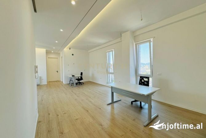 Ambiente Commerciale in Affitto 3+1 a Tirana - 2,000 Euro
