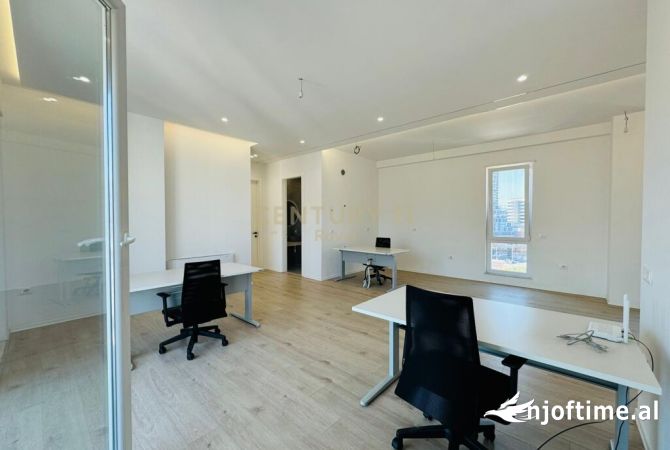 Ambiente Commerciale in Affitto 3+1 a Tirana - 2,000 Euro