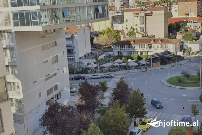 Ambiente Commerciale in Affitto 3+1 a Tirana - 2,570 Euro