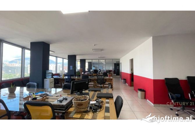 Ambiente Commerciale in Affitto 3+1 a Tirana - 2,500 Euro