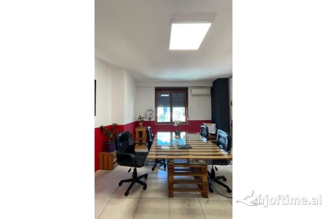 Ambiente Commerciale in Affitto 3+1 a Tirana - 2,500 Euro