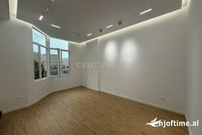Ambiente Commerciale in Affitto 3+1 a Tirana - 500 Euro