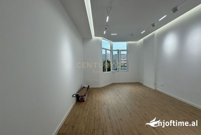 Ambiente Commerciale in Affitto 3+1 a Tirana - 500 Euro