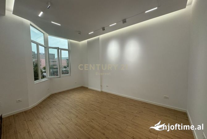 Ambiente Commerciale in Affitto 3+1 a Tirana - 500 Euro
