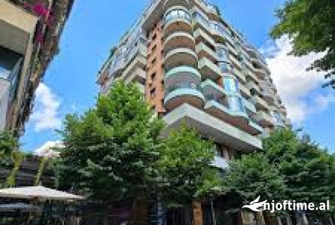 Ambiente Commerciale in Affitto 3+1 a Tirana - 3,150 Euro