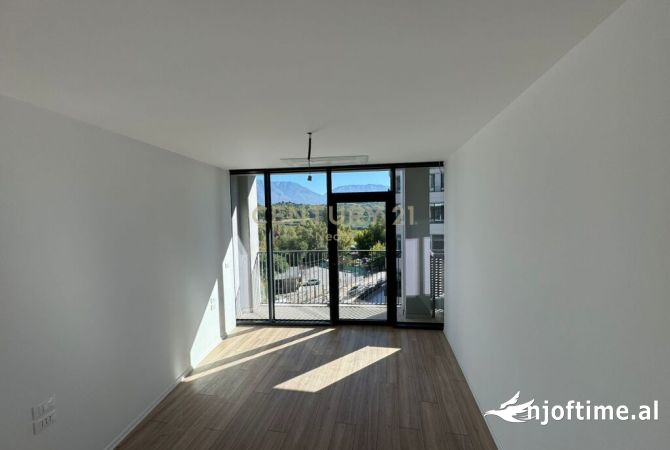 Ambiente Commerciale in Affitto 3+1 a Tirana - 1,400 Euro