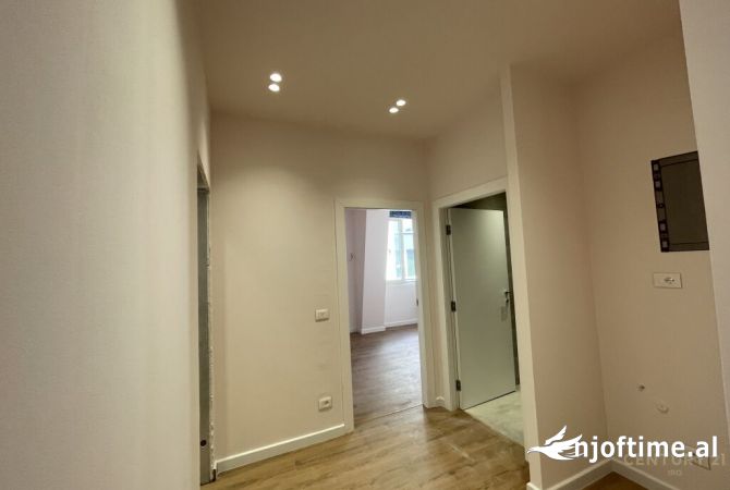 Ambiente Commerciale in Affitto 3+1 a Tirana - 1,600 Euro