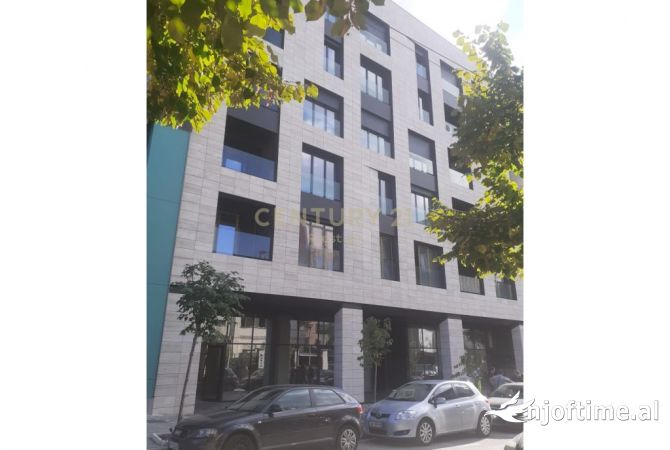 Ambiente Commerciale in Affitto 3+1 a Tirana - 1,500 Euro