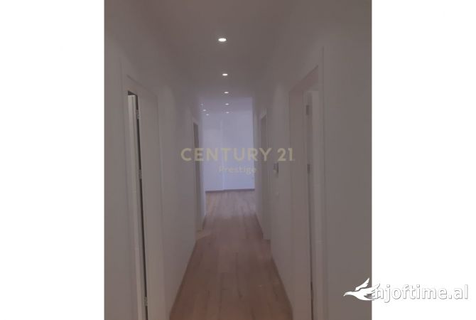 Rruga e Elbasanit jepet me qera apartament 2+1+2+post parkimi