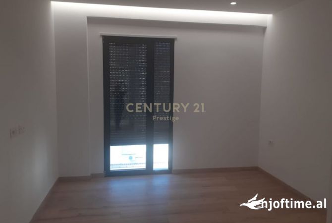 Ambiente Commerciale in Affitto 3+1 a Tirana - 1,500 Euro