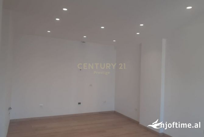 Ambiente Commerciale in Affitto 3+1 a Tirana - 1,500 Euro