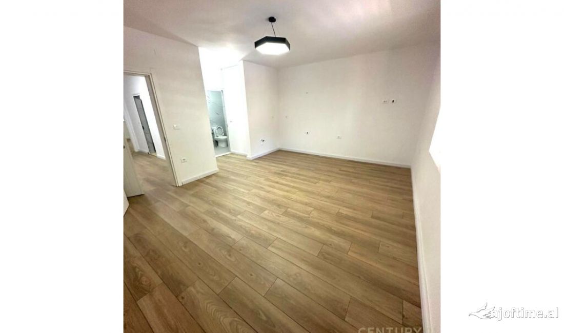Rruga Bardhyl jepet me qera apartament 2+1+2 per zyra