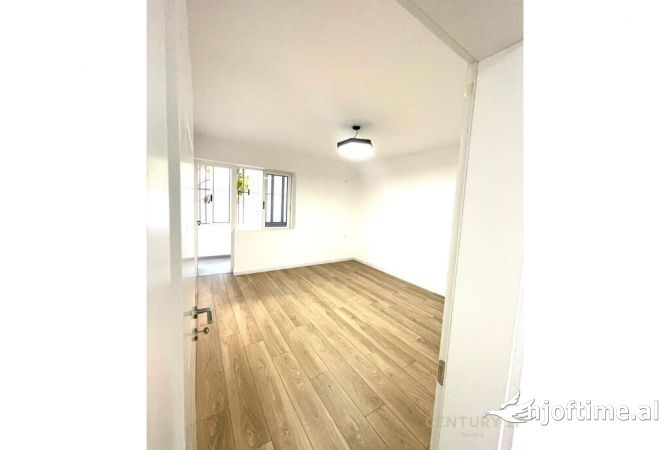 Ambiente Commerciale in Affitto 3+1 a Tirana - 650 Euro