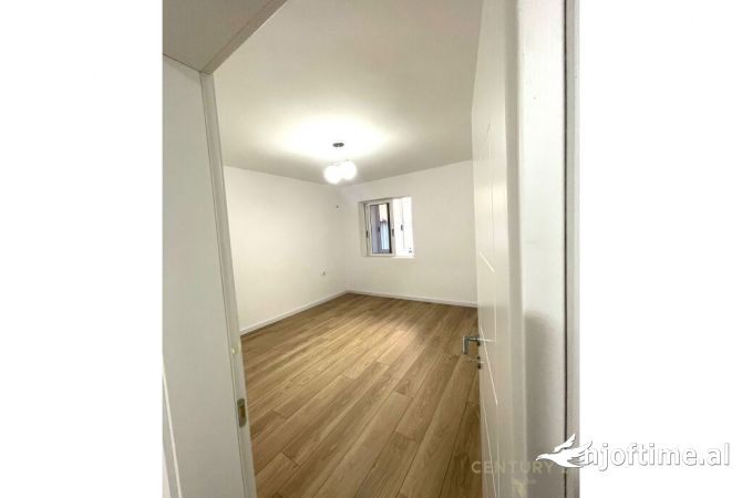 Ambiente Commerciale in Affitto 3+1 a Tirana - 650 Euro