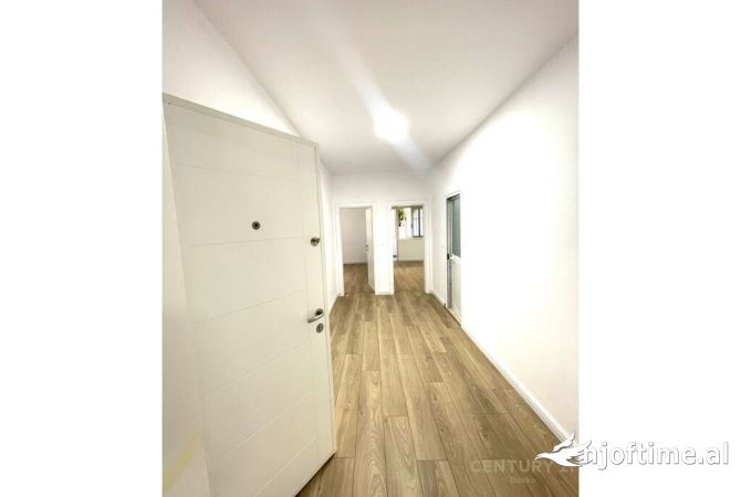 Rruga Bardhyl jepet me qera apartament 2+1+2 per zyra