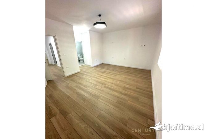 Ambiente Commerciale in Affitto 3+1 a Tirana - 650 Euro