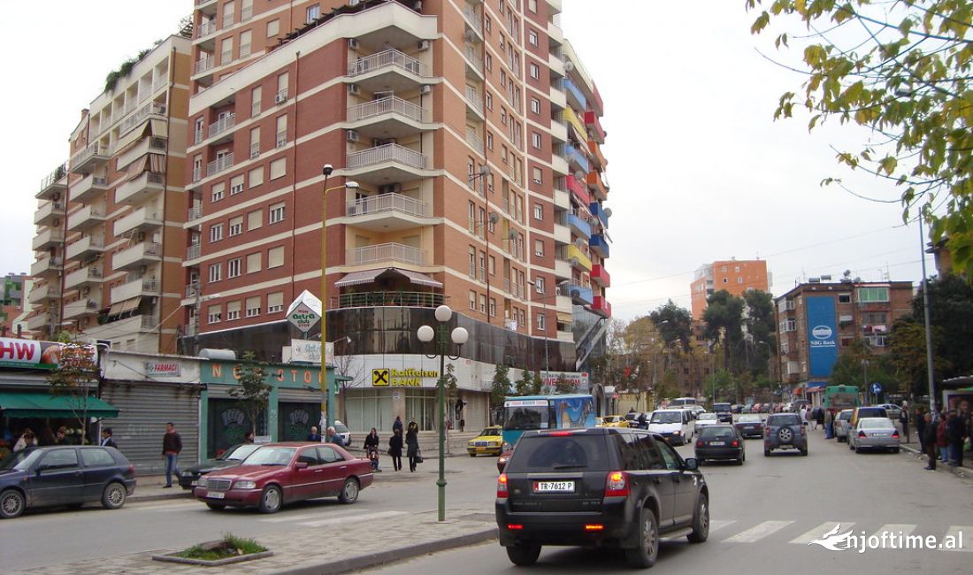 Buze rruge kryesore shkolla e Baletit jepet me qera ambient komercial