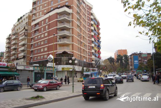 Ambiente Commerciale in Affitto 2+1 a Tirana - 2,500 Euro