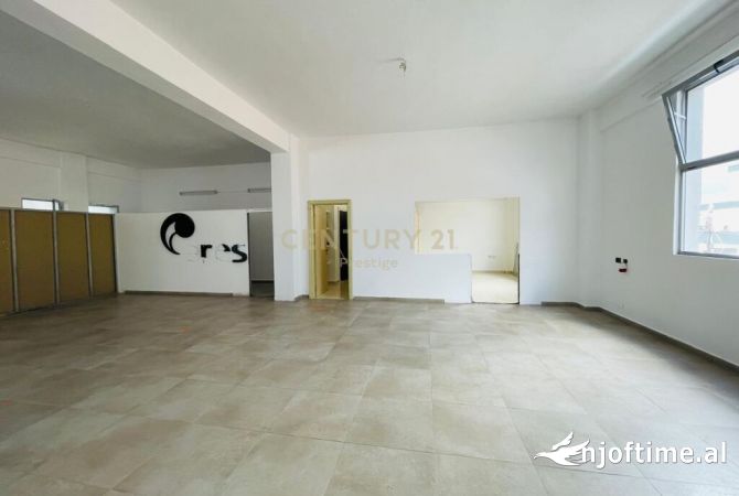 Ambiente Commerciale in Affitto 3+1 a Tirana - 1,300 Euro